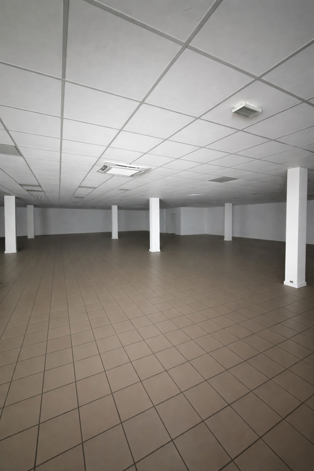 À louer – Local commercial – 580 m² – Saint-André (97440) — vue 2