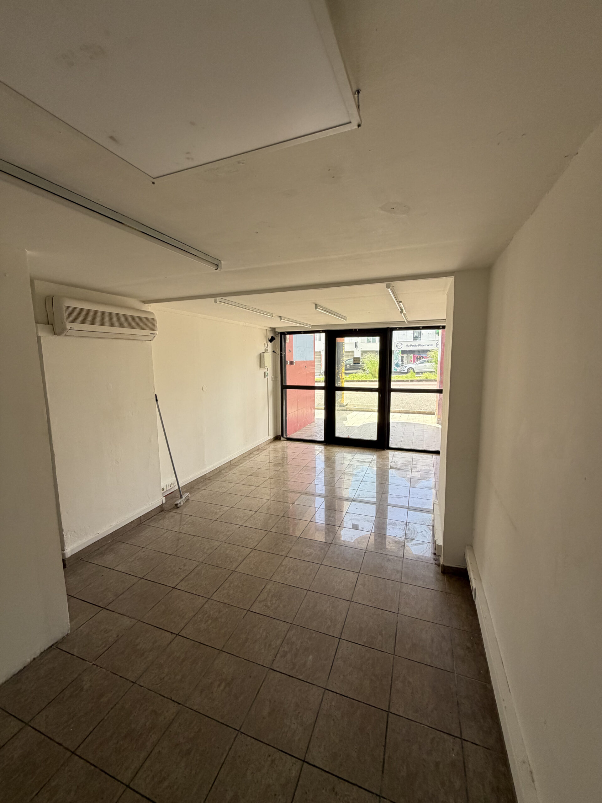 À louer – Local commercial de 15 m² Saint-André (Rue du Lycée)