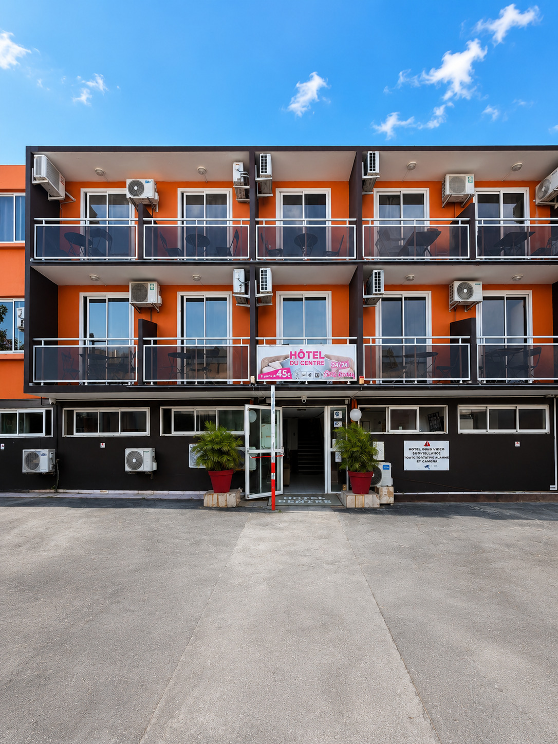 À VENDRE — Immeuble à usage d&rsquo;hôtel — 34 chambres — Saint-Denis